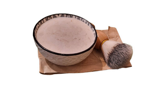 Savon de rasage avec bol en céramique et blaireau