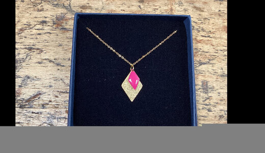 Collier losange rose